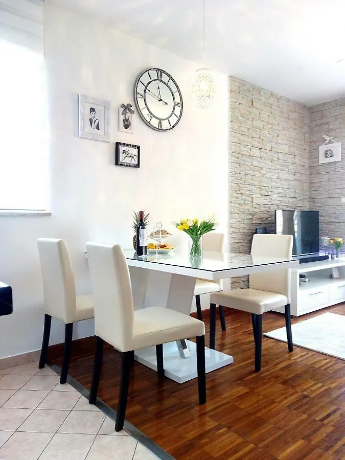 Apartment Kristina Trogir 0*,